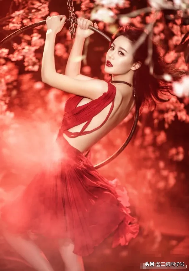 新版周芷若颜值也是超高，气质美艳动人特别是红衣造型也太美