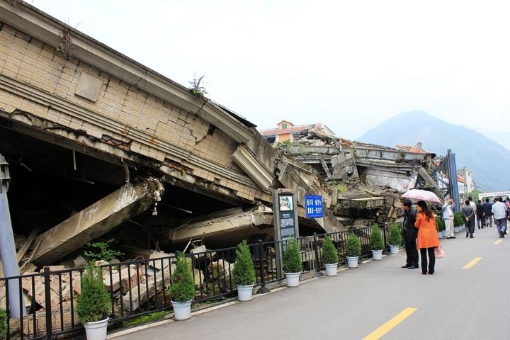 汶川大地震保存至今的废墟中的尸体还会被挖掘