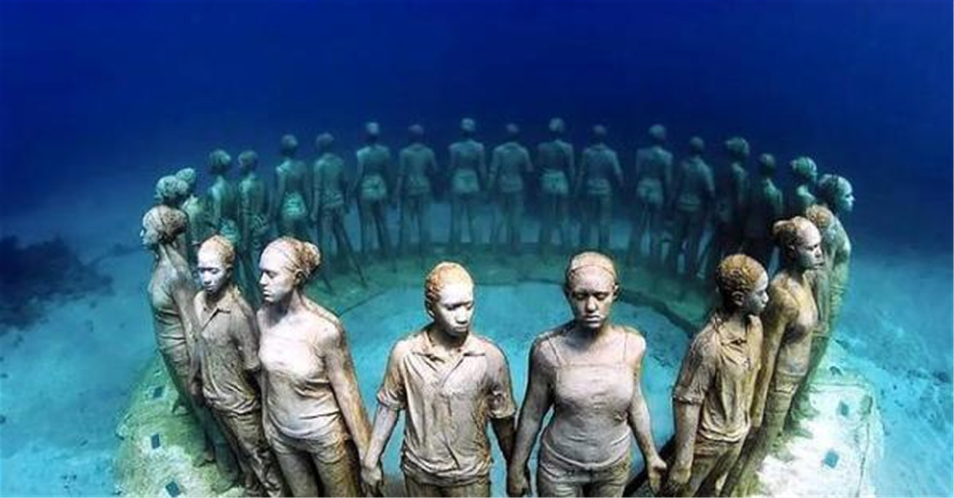 男子在海底潜水，突然看见水下有“人群”聚集