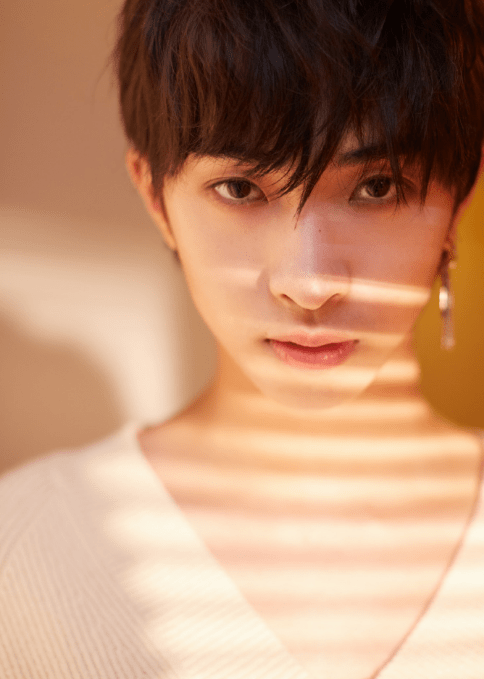 53岁伊能静与19岁儿子合体拍广告，母子穿亲子装同框像姐弟