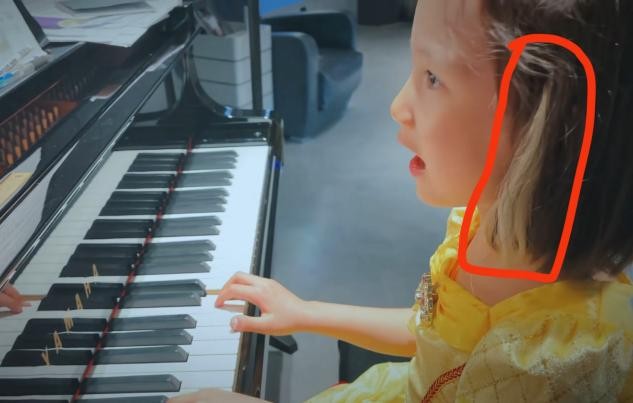 孙莉罕晒7岁多妹，穿公主裙侧脸神似多多，染灰发太抢镜