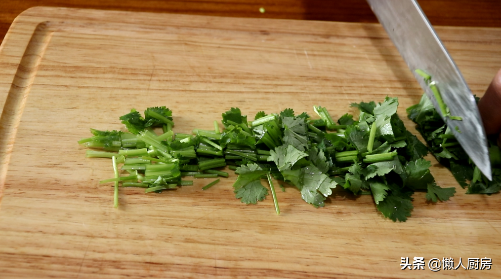 豆腐切絲，與皮蛋絕配，這樣做成湯羹，細膩爽滑，營養又美味