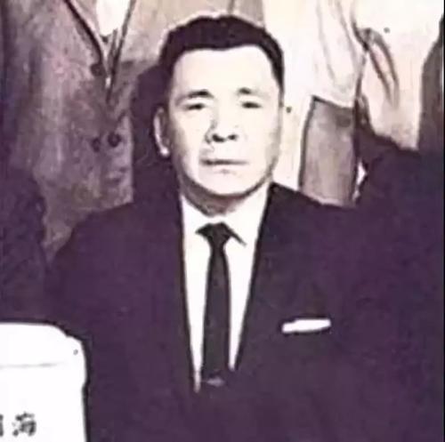 他是《赌神》中的龙五，曾娶李小龙女友，与妻