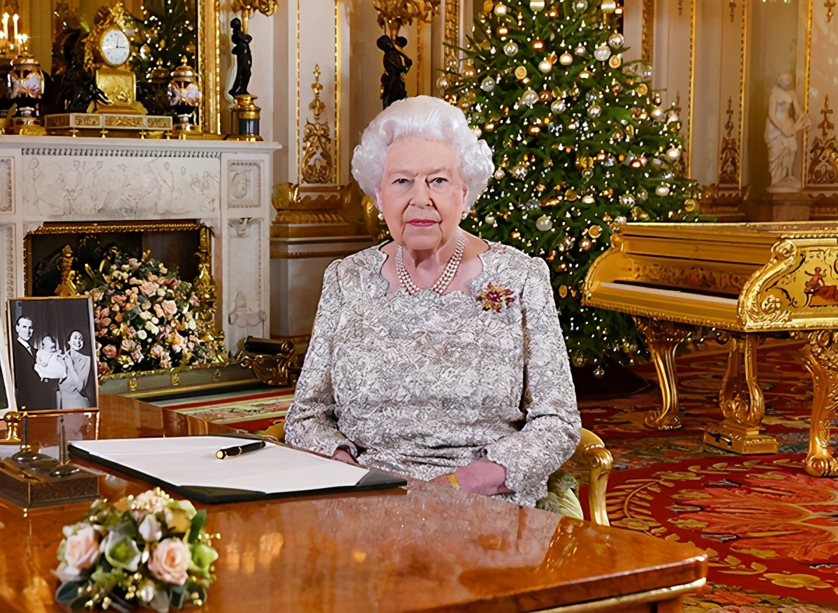 英国女王公开表态，去世之前绝不会退位，查尔斯王子头发都等白了