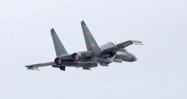 美军2月70架次战机闯南海，解放军亮出霹雳15实弹，歼16面前挑衅要掂量