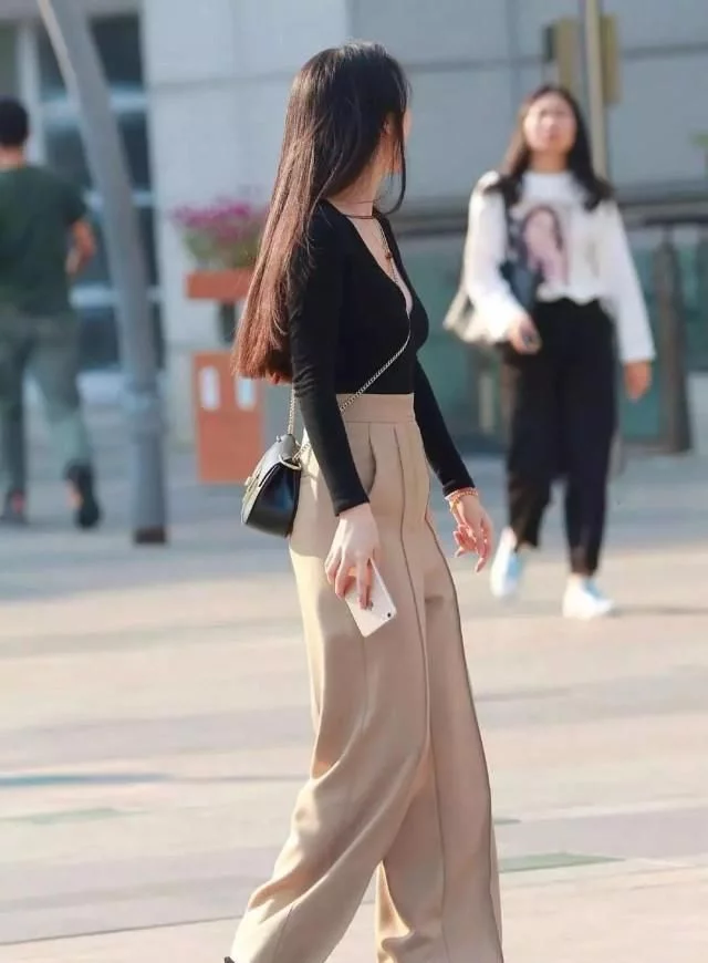 贵妇出门裤子选的太宽松，却依旧遮不住其优雅