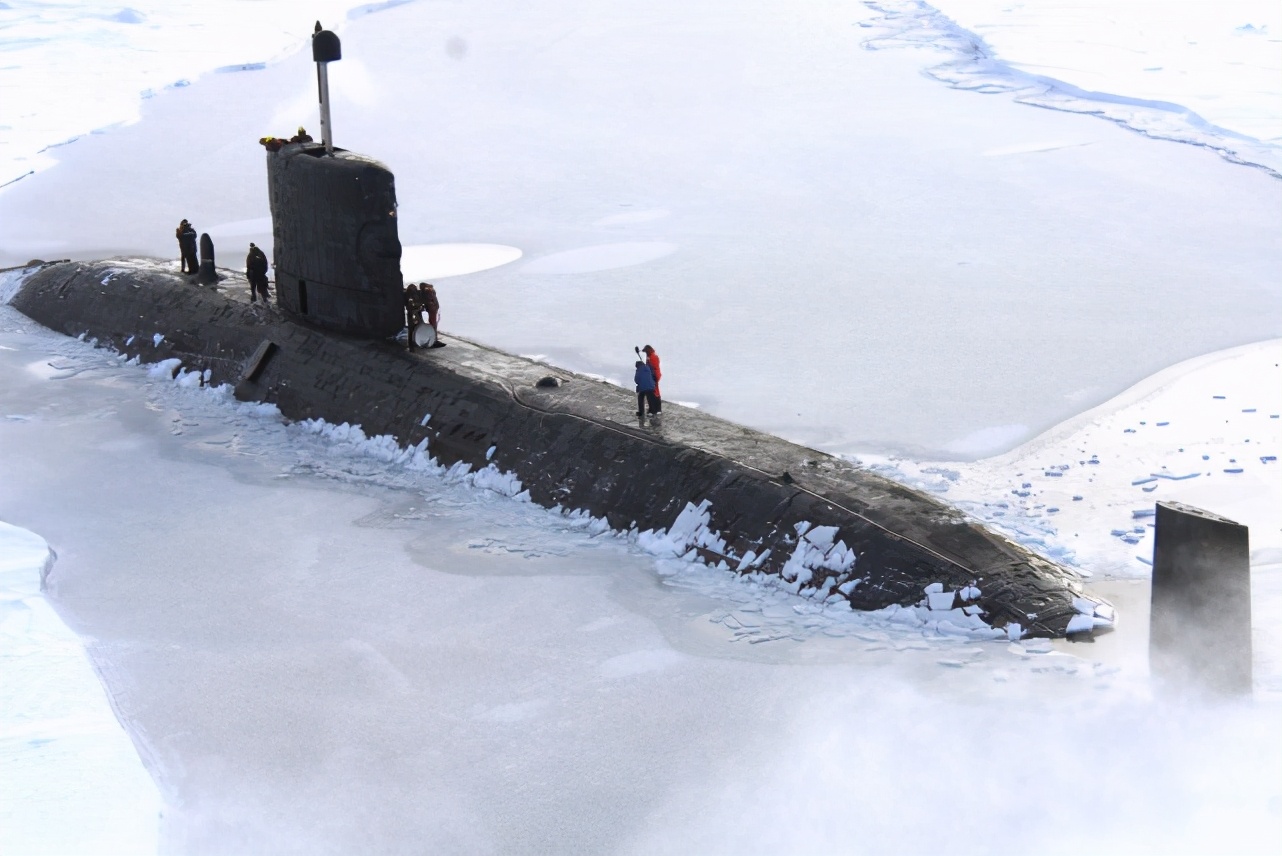 英国核潜艇冰下爆炸，2人毙命！毒气蔓延舱室，艇长苦寻冰缝上浮