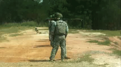 实战镜头：猪队友自己找死！武装分子被RPG尾焰