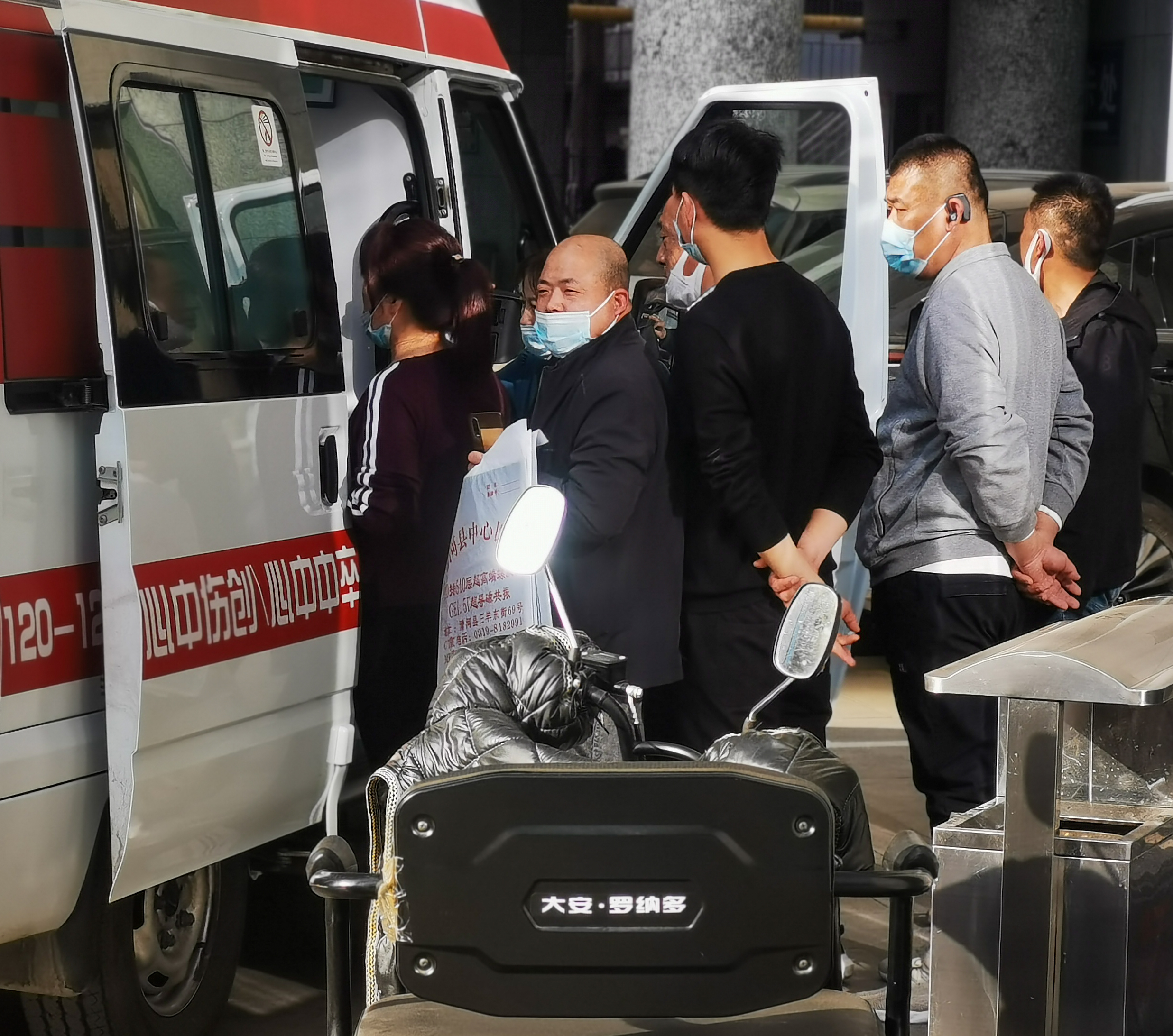 黑救护车的隐秘江湖:买通护工保安揽客,用拳头打跑同行,有家族成员因