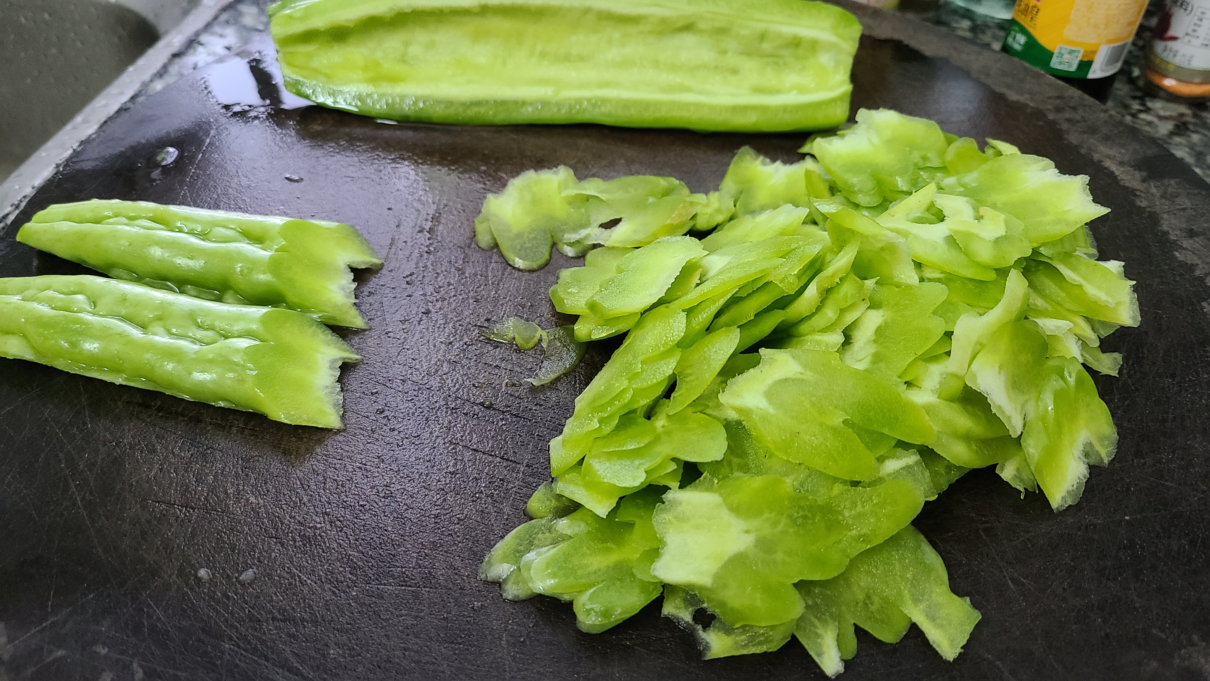 豆豉鲮鱼炒苦瓜，广东人夏天经常吃的家常菜，下饭又好吃