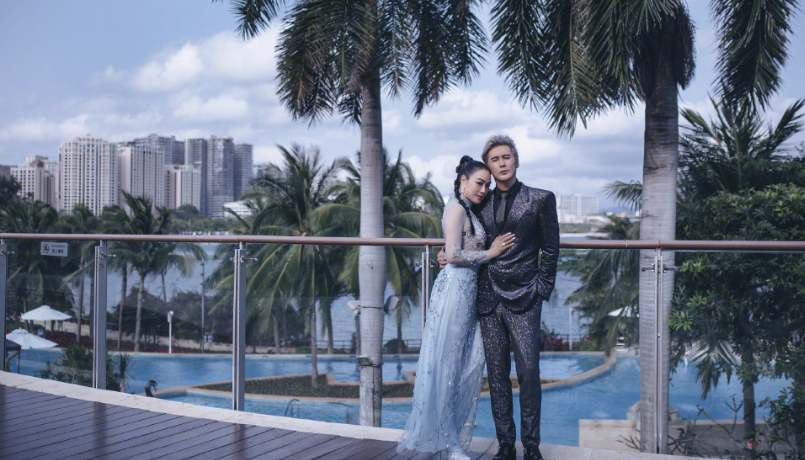 鐘麗緹一家四口出行，貼身緊挽小12歲嫩夫，兩女兒筆直長腿吸睛