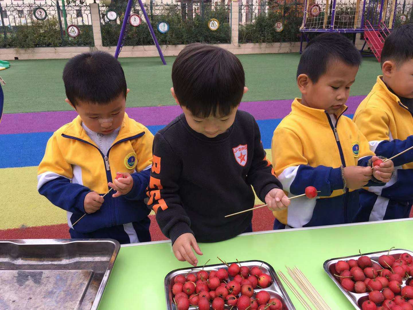 忆童年味道——八小幼儿园主题活动制作冰糖葫芦