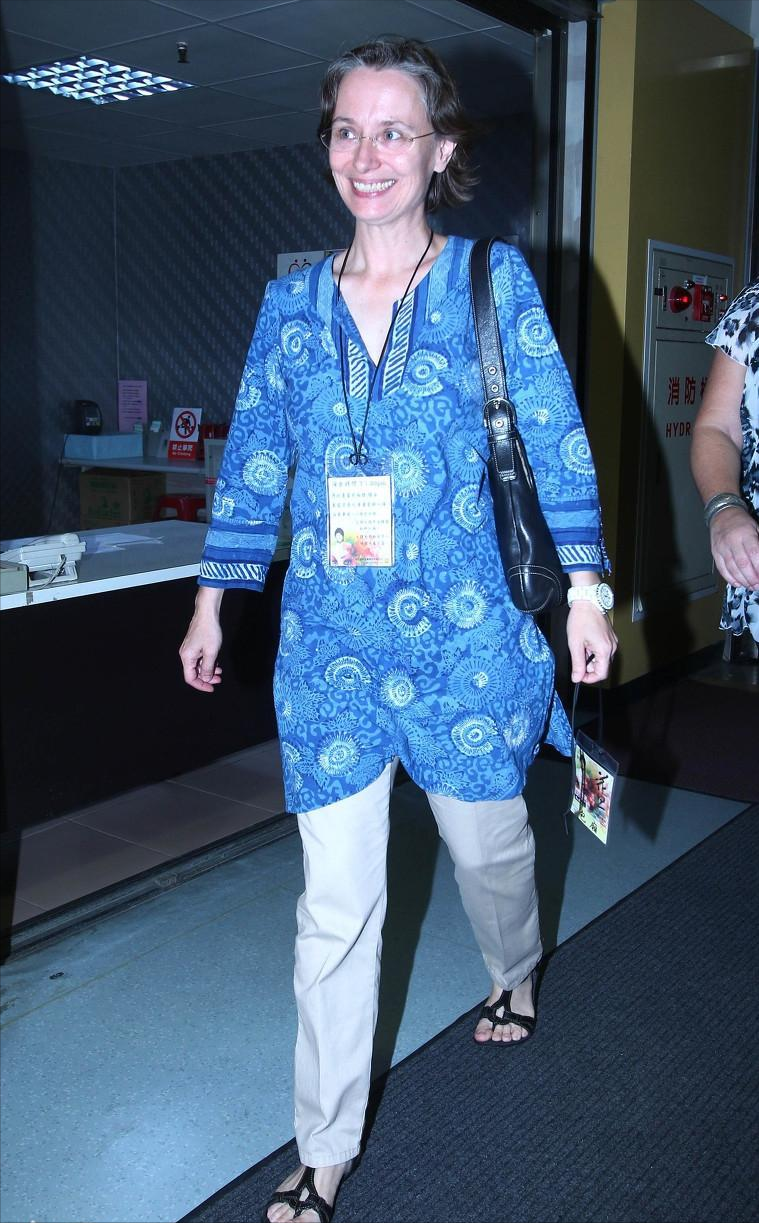 周華健罕見和美國妻子同框，61歲妻子頭髮花白，夫妻同框似母子