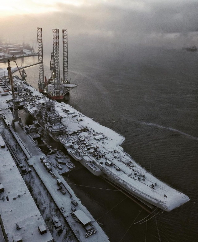 俄航母最新航拍照曝光，被冰雪完全覆盖非常优美，却暴露背后窘境