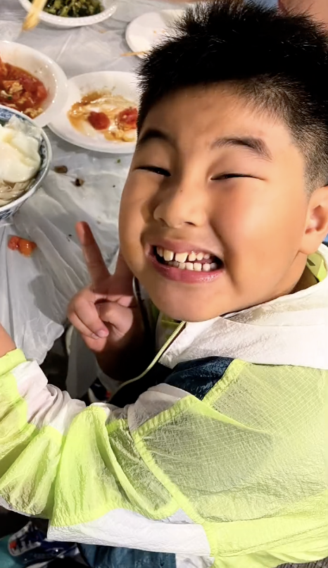 沙溢全家打卡环球影城，胡可无美颜自信怼脸拍，安吉小鱼儿齐长胖