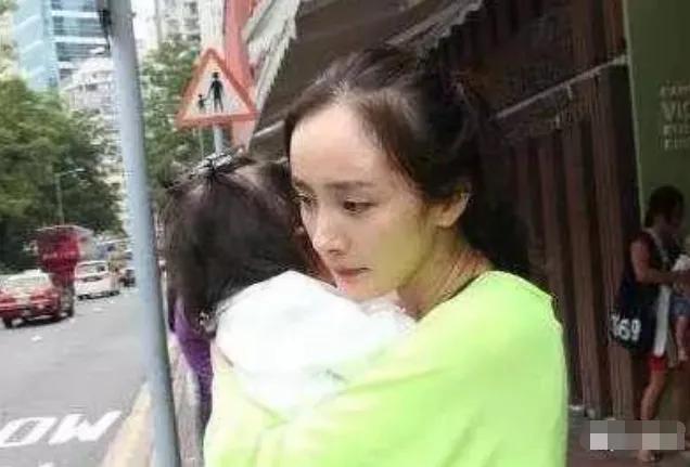 杨幂母女有多像？小糯米实力证明，刘恺威上辈