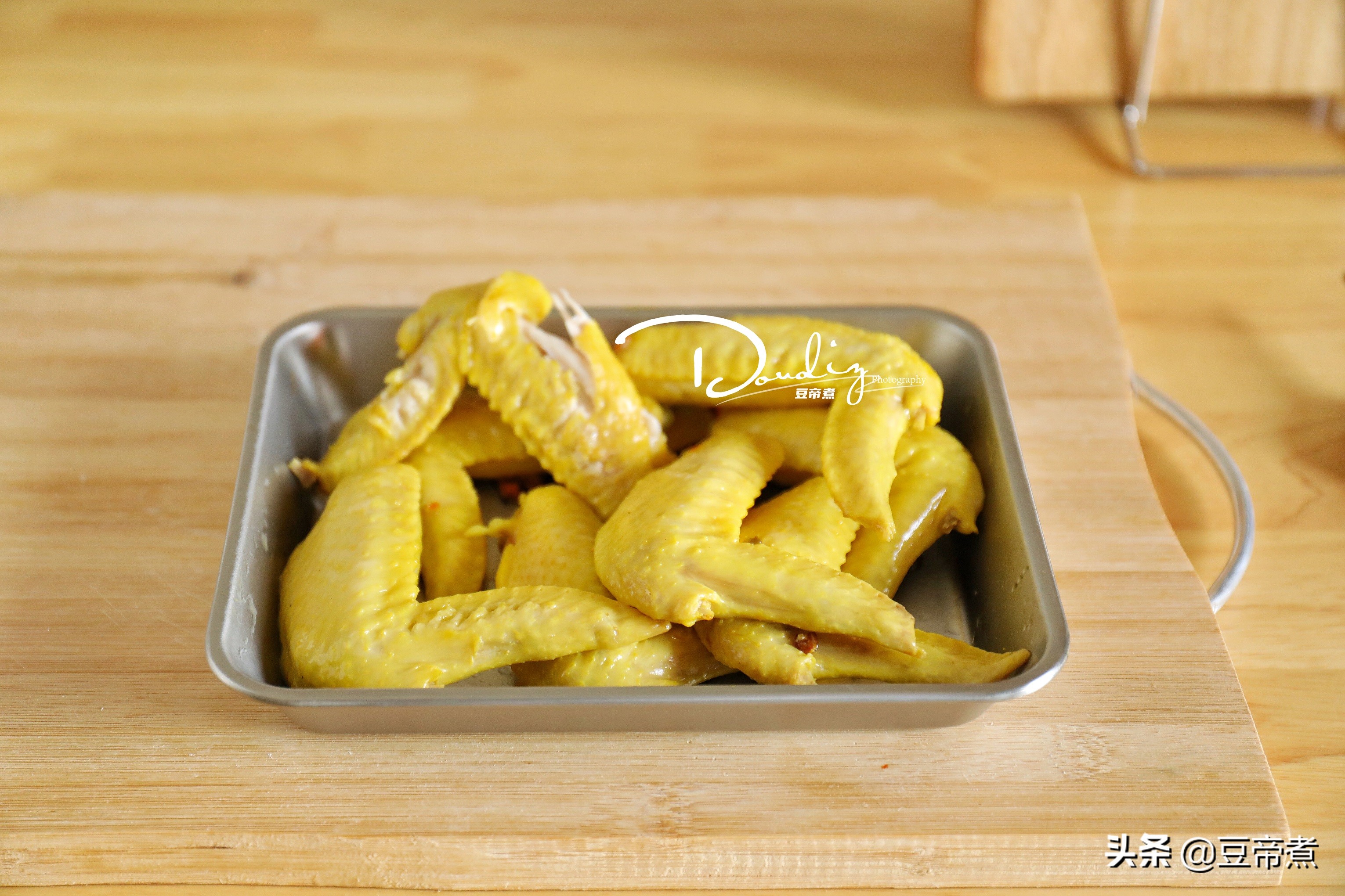 不要再做可乐鸡翅了，试试最近很流行的盐焗鸡翅，味道香口感还好