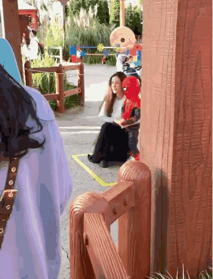 baby母子遊迪士尼，小海綿穿蜘蛛俠皮衣，發現被拍忙遮臉