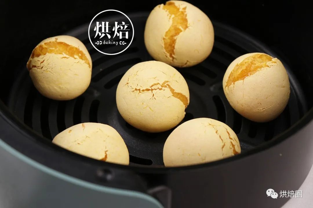 无油脆皮南瓜球 脆脆的淡黄色外衣 里面糯糯的能拉丝 巨好吃