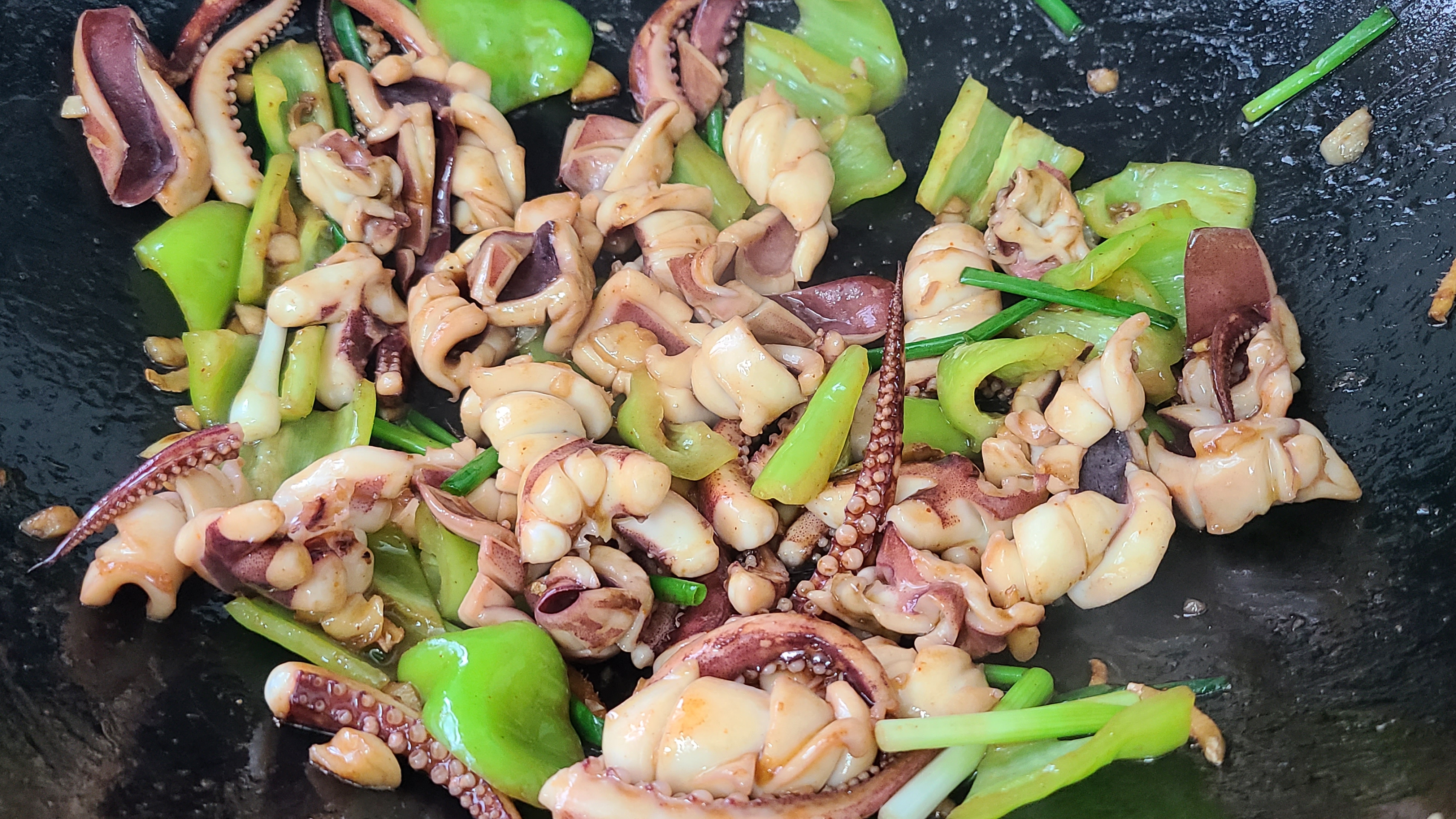 椒盐鱿鱼，是我家经常吃的一道美味家常菜，10分钟就能做好