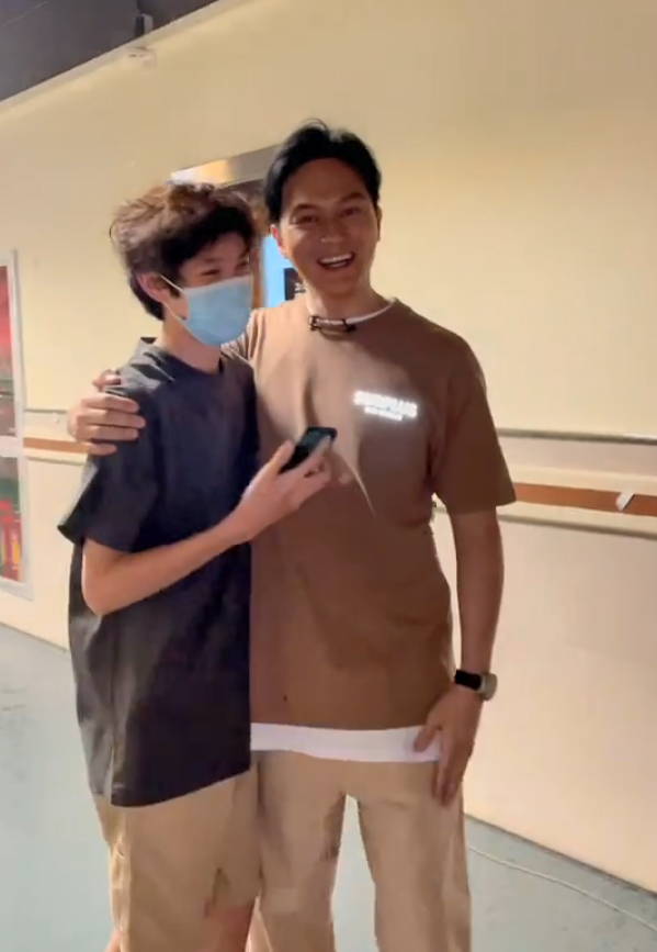 张智霖夫妇穿情侣装吃火锅，袁咏仪面色粉润，49岁脸部生图绝了