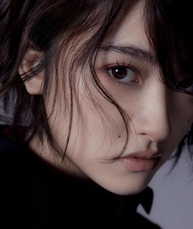 沈月新杂志大变脸，顶鸡窝头被称撞脸杨丞琳，鼻梁像插钢筋疑整容