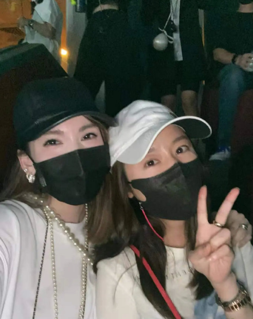 林心如霍建華兩親家罕見同框：男方摟岳母高歌，婆婆抱女方親臉