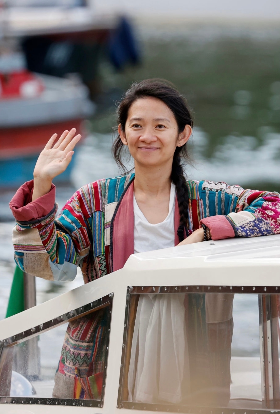 中国女导演素颜走红毯真胆大！穿碎花裙背着双肩包，比巩俐还自信