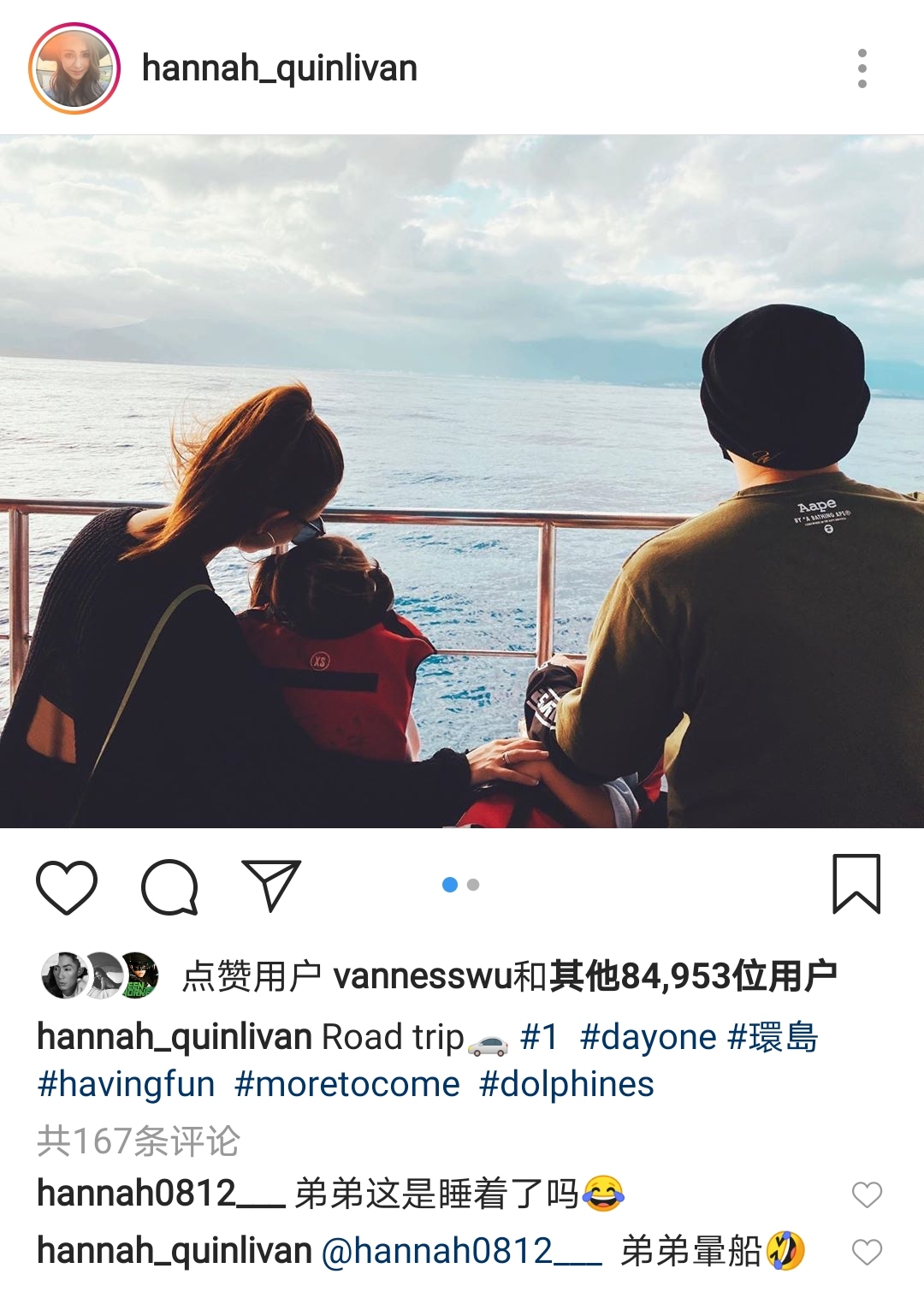 昆凌牵一双儿女看奶牛，弟弟身高快赶上姐姐，一家人穿扮超时髦