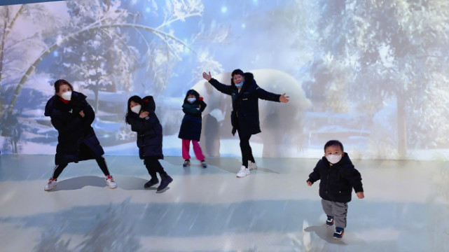 甜齁！蔡少芬晒夫妻十指紧扣撒糖，小鸟依人靠在张晋肩膀幸福爆棚