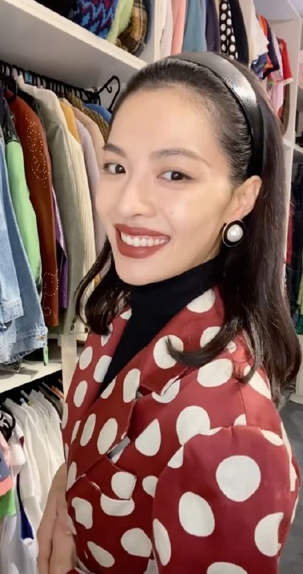 钟楚曦在线晒复古耳环收藏，秒变时髦港风女郎，高贵冷艳还有故事