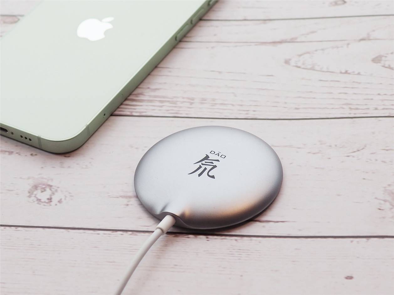 iPhone 12配件努比亚磁吸快充上手体验：好用不发热，带壳不脱落