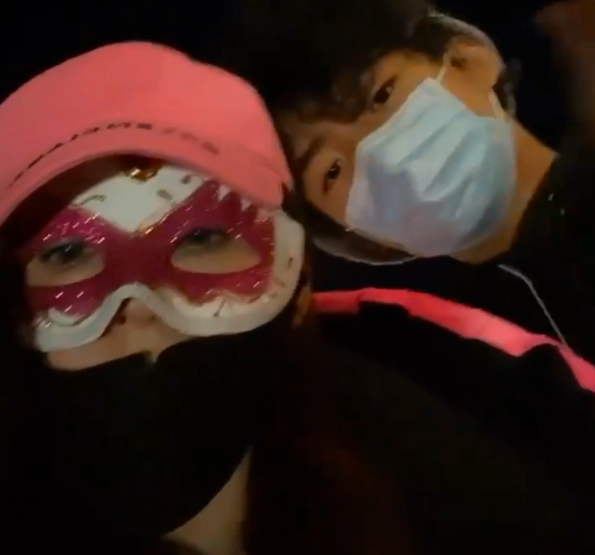 張柏芝不辭辛勞，謝振軒個子比媽媽高，出門仍學謝振南要母親照顧