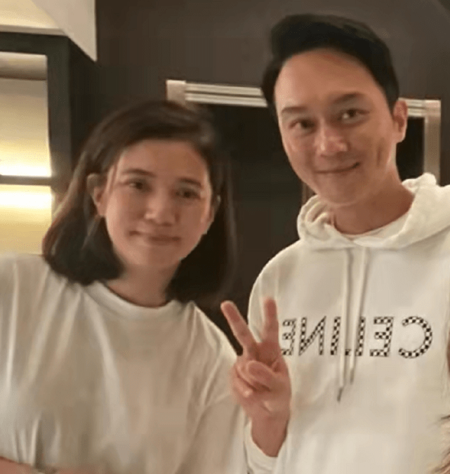 网友偶遇张智霖袁咏仪，大赞夫妻俩超友好，仙靓夫妇生图状态绝了