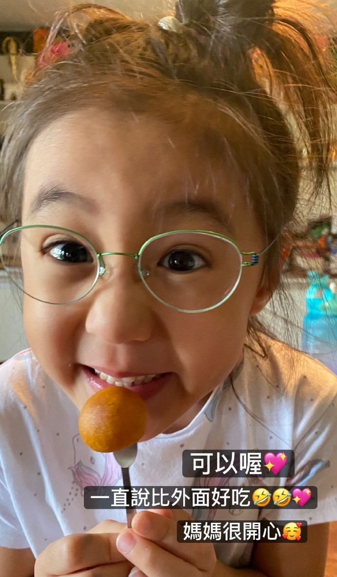 贾静雯下厨做地瓜球，被咘咘表扬：比外面的好吃