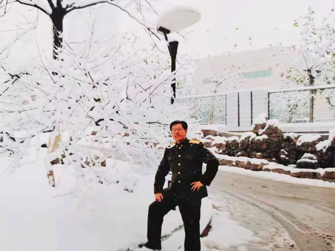 军装穿了25年，最终还是要脱