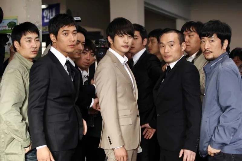 1500万抢人！周某出狱，30家网红公司蹲守签约：