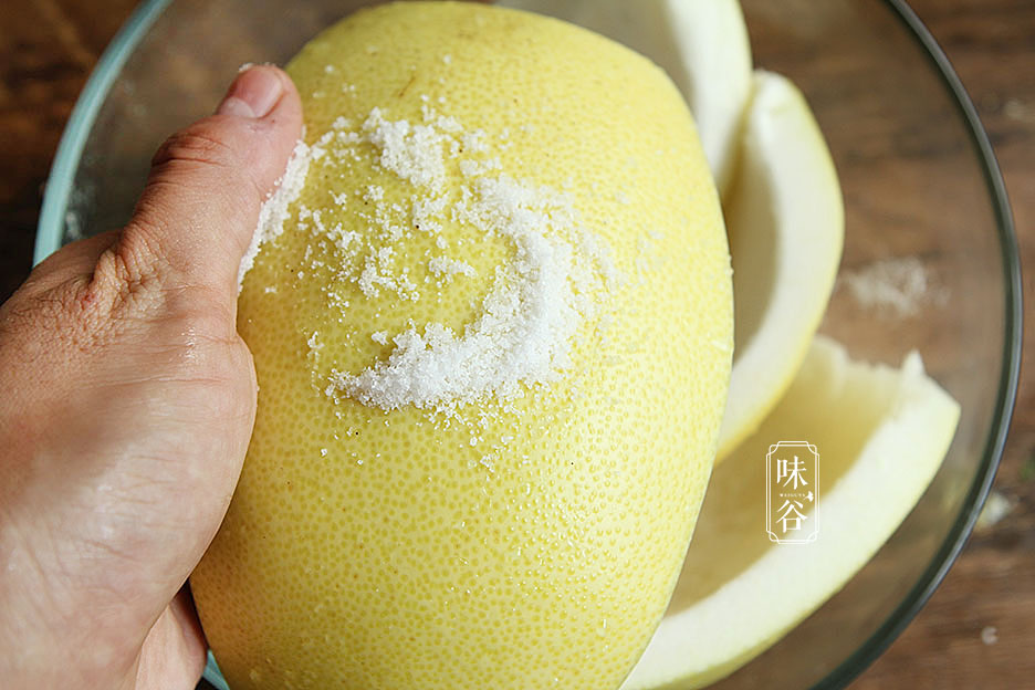 秋天这果皮扔掉太浪费，做小零食特棒，香甜有嚼劲，嗓子也爽利