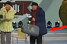 2006年春晚，赵本山严重失误，宋丹丹看似淡定，其实犹如五雷轰顶