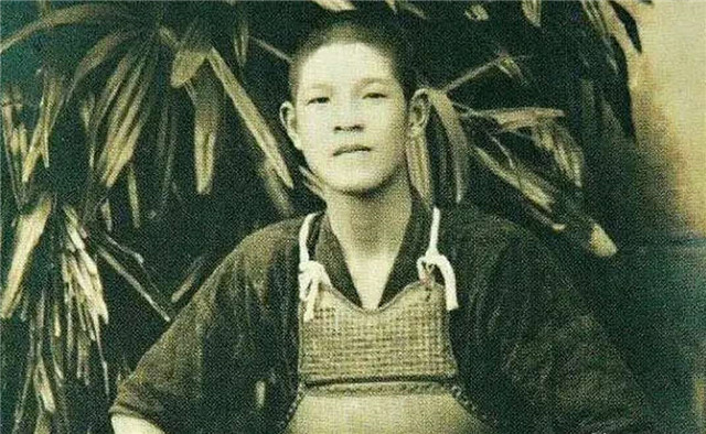 ǻָɽ⿹飬һԲվһ