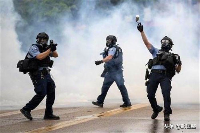 示威现场枪声大作，7人倒在血泊中，美国骚乱持续升级