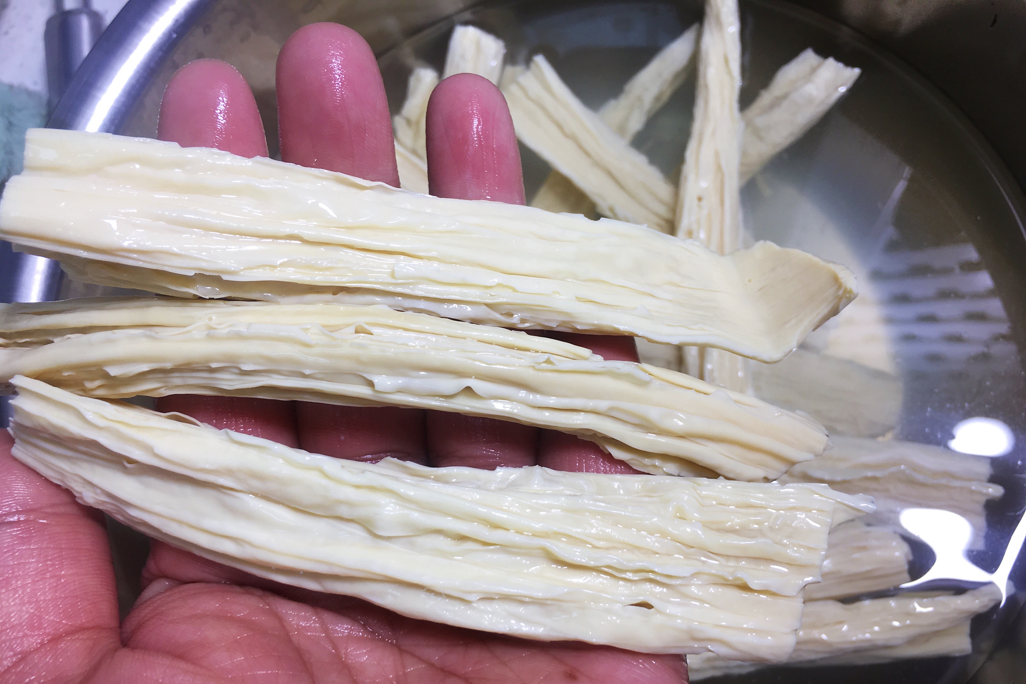泡腐竹，是用涼水還是熱水？ 學會這個竅門，泡得又快又韌還沒硬芯