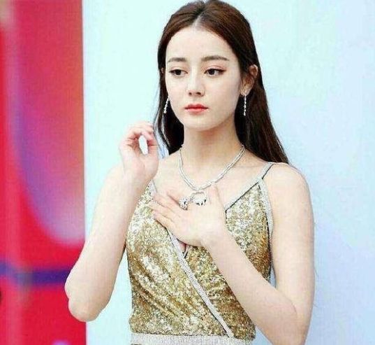 迪丽热巴又开始营销美貌了？她除了美貌还有什