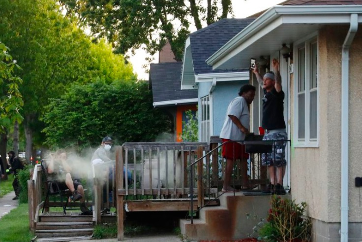 美国民警卫队乱射油漆弹，威胁要点了民宅，特