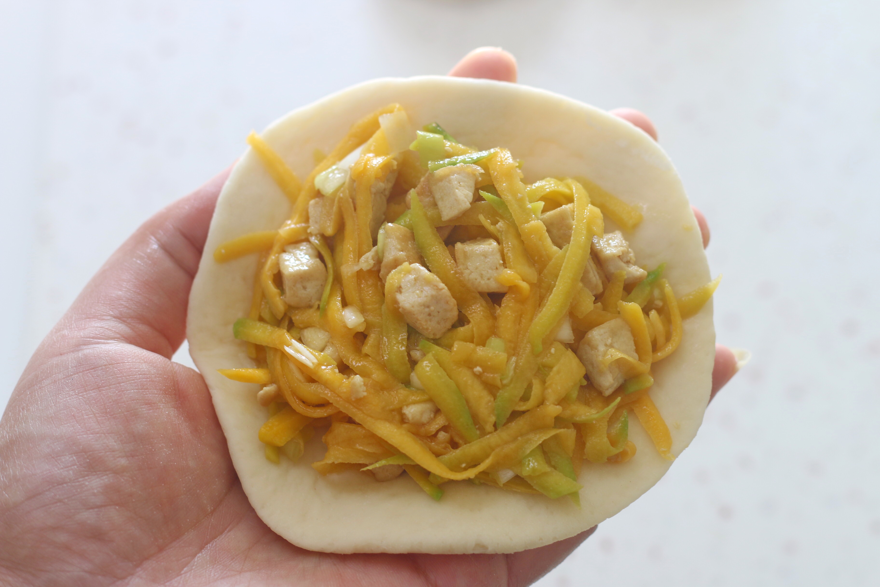 用南瓜和豆腐做素馅儿包，无需过多调料，蒸出来比肉包子都香