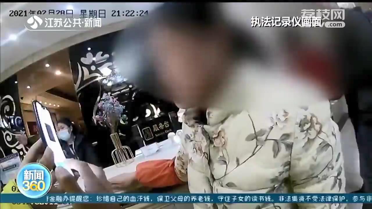 南京街头暖心一幕！排好队，交警带领四位盲人过马路