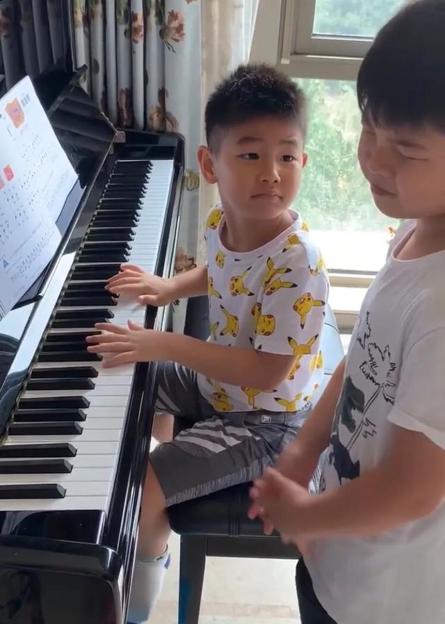 沙溢胡可一家四口出行，安吉小鱼儿长高不少，变圆润越来越像爸爸