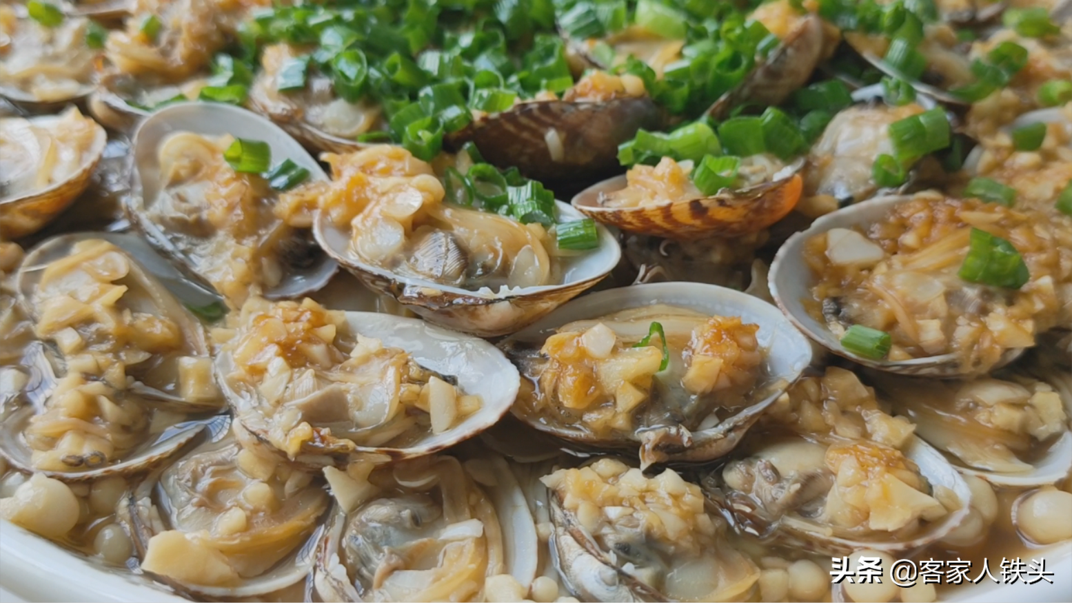 花甲这样做比炒的更好吃，加1把金针菇，6分钟出锅，吃完想舔盘