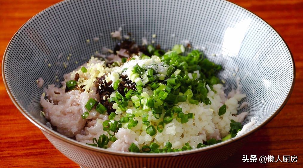 豆腐皮别只会烧汤，配上虾仁和莲藕，做成这道小吃，口感很丰富