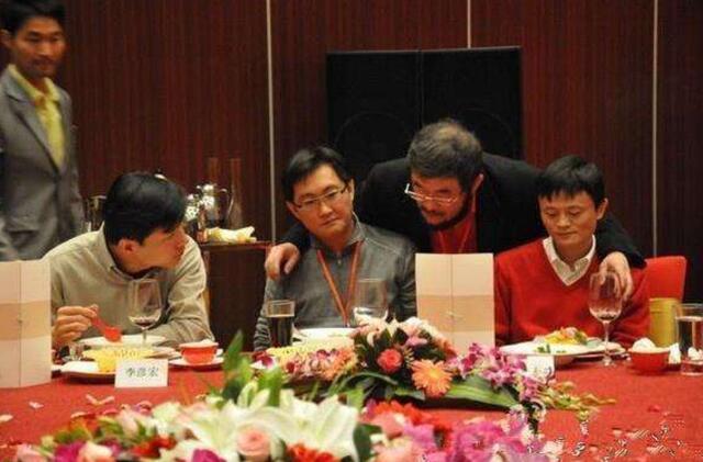 左手搭着马云，右手搭着马化腾，这个大胡子，
